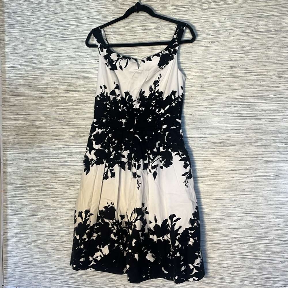 White House Black Market  Elegant Black and White Floral Dress Size 8 (574) - Picture 2 of 7